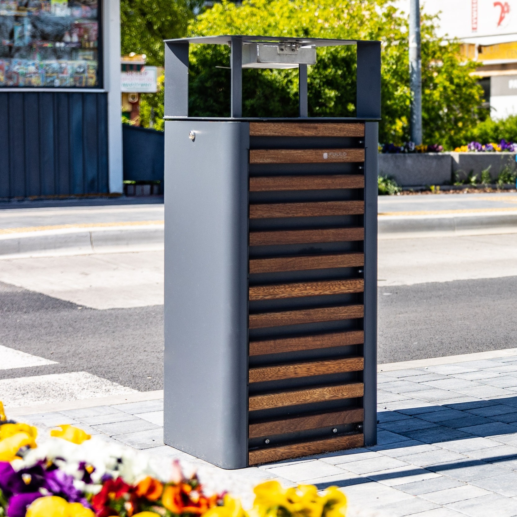 Avfallsbeholder TRAPO pulverlakkert med tak.