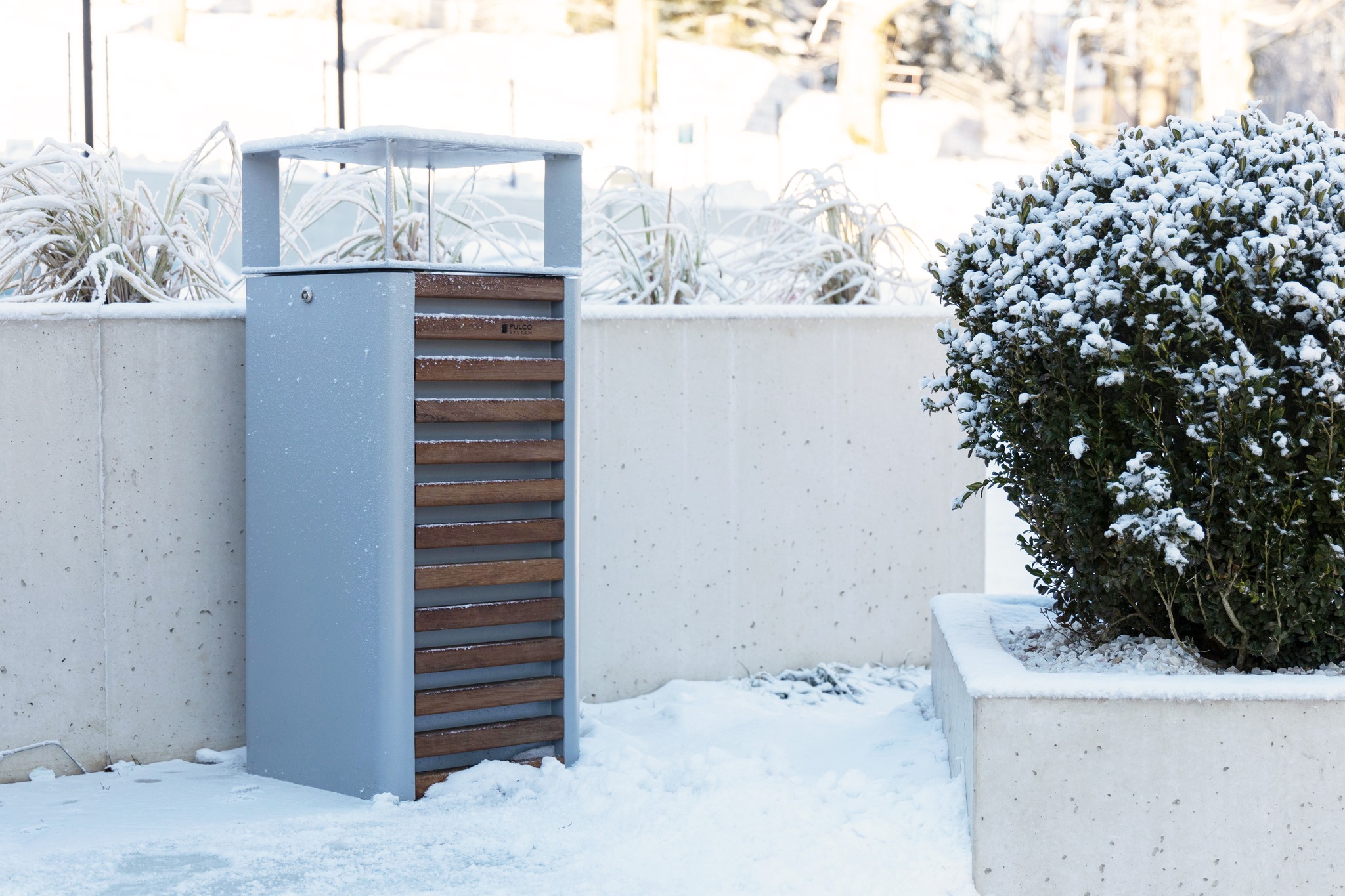 Avfallsbeholder TRAPO rustfritt stål med tak.