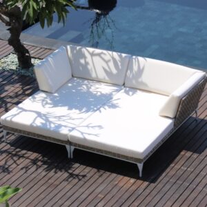 Daybed ute med hvite puter